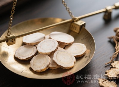 通過(guò)滋養(yǎng)肝陰，白芍可以制約肝陽(yáng)的升騰，讓肝臟的陰陽(yáng)恢復(fù)平衡