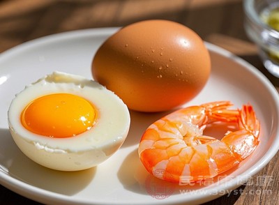 油炸食品、动物内脏、奶油制品等高油高脂食物，容易导致脂肪在肝脏内堆积，引发脂肪肝