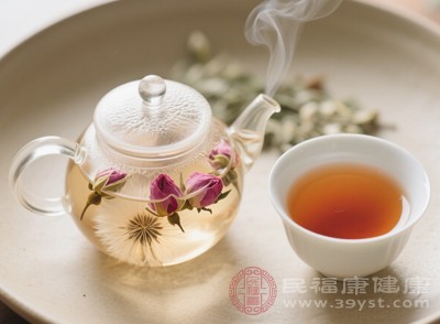 將蒲公英與玫瑰搭配泡茶飲用，既能促進身體的新陳代謝，加速毒素排出，又能為肌膚補充營養(yǎng)，讓皮膚變得更加光滑細膩、紅潤有光澤，輕松實現(xiàn)“素顏美”