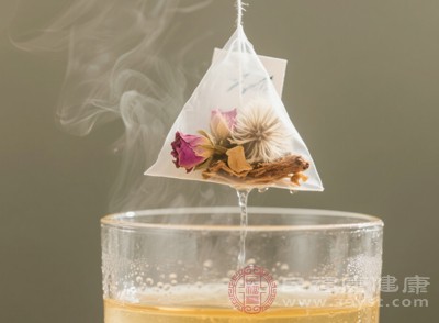 飲用蒲公英玫瑰茶要適量，每天1-2杯為宜，避免因過(guò)量飲用而對(duì)身體造成不良影響
