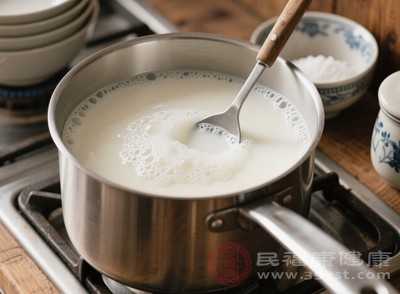 牛奶中的乳酸具有輕度的去角質(zhì)作用，能溫和去除皮膚表面的老化角質(zhì)，讓肌膚更加細膩