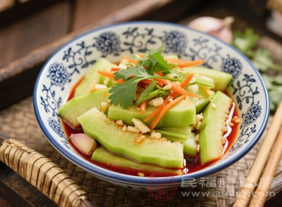 秋季氣溫下降，過多食用冰飲、刺身、涼拌生冷菜等寒涼食物，可能會損傷脾胃功能