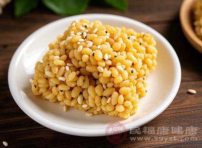 真正健康的粗糧制品，配料表應以整粒粗糧為主，無額外添加糖、油