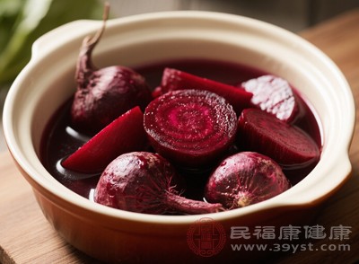 在燉菜或煲湯時(shí)加入甜菜根，能為菜肴增添獨(dú)特的風(fēng)味和豐富的營養(yǎng)
