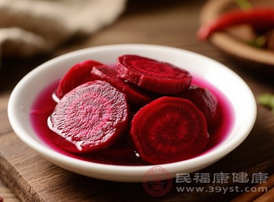 除了傳統(tǒng)的醋腌法，還可以嘗試用醬油、味啉、清酒等日式調(diào)料來腌制甜菜根，制成具有日式風(fēng)味的腌菜