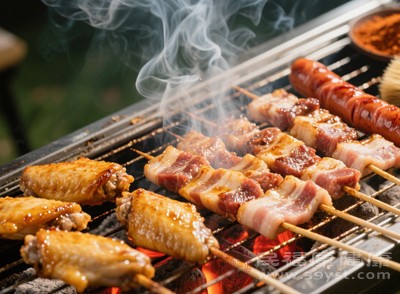 燒烤攤上的肉類多種多樣，選對(duì)肉能大幅減少熱量攝入