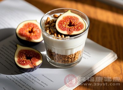 吃水果時(shí)，可以搭配一些富含蛋白質(zhì)或膳食纖維的食物，如堅(jiān)果、酸奶、全麥面包等