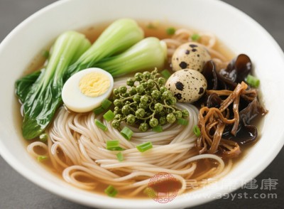 酸辣粉中的油脂和鹽分也會(huì)對(duì)身體代謝產(chǎn)生影響