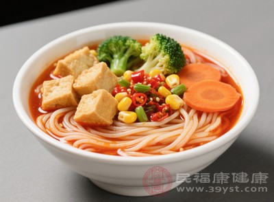 搭配一些優(yōu)質(zhì)蛋白質(zhì)食物，如雞蛋、豆腐等，也能提高飽腹感，并且有助于維持肌肉量，促進(jìn)新陳代謝，幫助身體消耗更多熱量