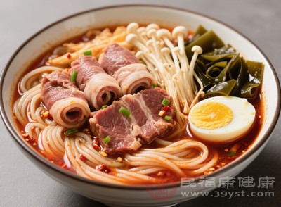 在家自制酸辣粉時(shí)，可以選擇低油、低鹽的調(diào)料，減少辣椒油、芝麻醬等高熱量調(diào)料的使用