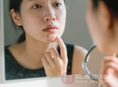 濕氣與內(nèi)熱相互交織，會(huì)堵塞毛孔，誘發(fā)痘痘、粉刺等皮膚問題，即使使用各種護(hù)膚品，也難以改善皮膚狀況