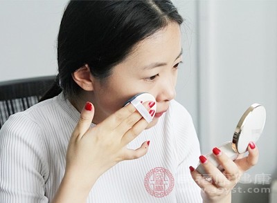 長時間戶外活動、出汗后，每隔2-3小時補涂一次防曬霜；如果去海邊、高原等紫外線強烈的地方，建議選擇防水型產品