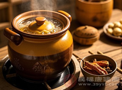 中醫(yī)還會根據(jù)病情的輕重緩急、藥物的性質(zhì)（如寒、熱、溫、涼）以及患者的體質(zhì)來綜合判斷服藥時間