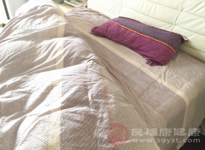 床墊表面面料破損、內(nèi)部海綿或彈簧外露，或按壓床墊時(shí)能明顯感覺到彈簧凸起、塌陷，甚至翻身時(shí)伴隨彈簧異響，說明床墊結(jié)構(gòu)已被破壞