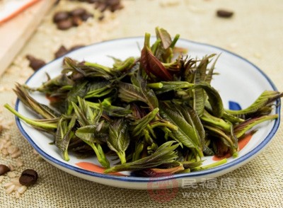 當(dāng)新媽媽過度擔(dān)心吃香椿會回奶時，可能會產(chǎn)生焦慮情緒，這種負(fù)面情緒會通過神經(jīng)內(nèi)分泌系統(tǒng)影響催乳素的分泌，進(jìn)而導(dǎo)致乳汁分泌減少