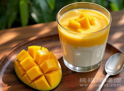當(dāng)芒果和牛奶進(jìn)入人體后，首先會(huì)在胃里與胃酸混合，胃內(nèi)的酸性環(huán)境本身就會(huì)使牛奶中的蛋白質(zhì)變性，這是消化過(guò)程的正常環(huán)節(jié)，并非芒果與牛奶同食的特殊現(xiàn)象