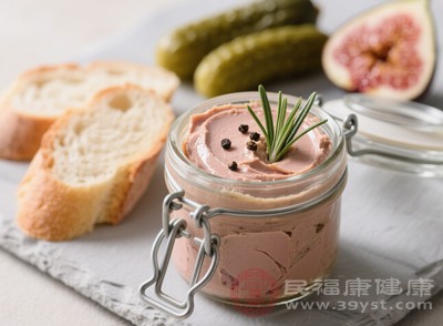 鵝肝中含有鐵、鋅、銅等多種礦物質(zhì)。鐵元素是合成血紅蛋白的重要原料，每100克鵝肝中鐵含量約為7-8毫克，適量食用鵝肝有助于預(yù)防缺鐵性貧血，為身體運(yùn)輸氧氣提供保障