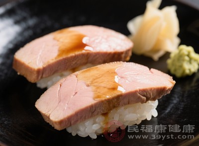 鵝肝中的營養(yǎng)成分有助于修復(fù)受損的皮膚細胞，減少皺紋的產(chǎn)生，讓肌膚更加細膩光滑