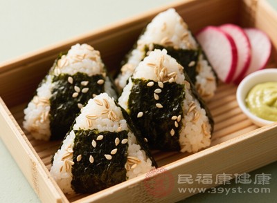 燕麥飯團(tuán)比普通飯團(tuán)更有嚼勁，營(yíng)養(yǎng)也更豐富，作為主食既美味又健康
