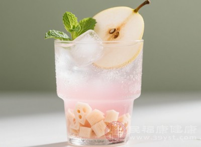 梨能清熱潤(rùn)燥，蓮藕可養(yǎng)陰健脾，這款茶飲清甜爽口，還能改善秋季大便干結(jié)問(wèn)題