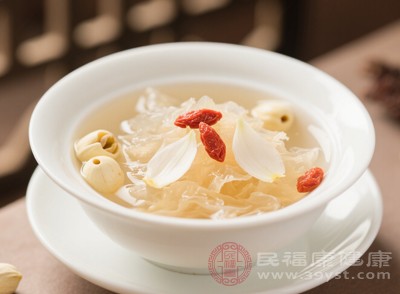 銀耳滋陰養(yǎng)胃，蓮子健脾安神，適合改善秋季失眠、心神不寧，早餐或下午茶食用最佳