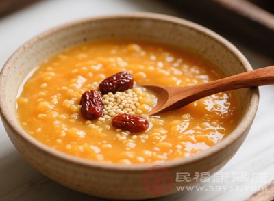 南瓜補中潤燥，小米健脾養(yǎng)胃，適合脾胃虛弱、食欲不振的人，作為早餐溫和不刺激腸胃