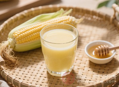 玉米汁雖然營(yíng)養(yǎng)豐富，但不能將其作為每日必喝的飲品。建議每周飲用2-3次，每次飲用的量控制在200-300毫升