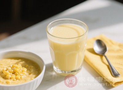 飲用玉米汁時(shí)，要注意搭配其他富含營(yíng)養(yǎng)的食物，保證飲食的均衡