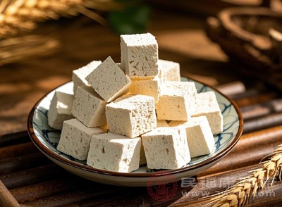 從中醫(yī)角度看，茯苓能健脾補(bǔ)中，幫助脾胃更好地運(yùn)化水谷精微，解決因脾胃虛弱導(dǎo)致的食欲不振、腹脹、大便溏稀等問題