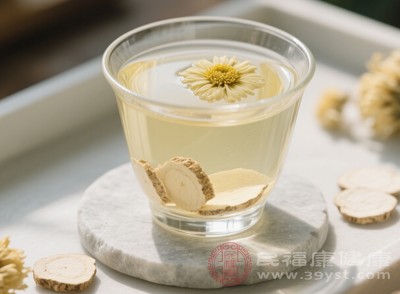 將茯苓切成薄片或打成粉，每次取5-10克，用開水沖泡，燜泡10-15分鐘后即可飲用