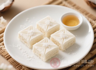 茯苓山藥糕口感軟糯，香甜可口，具有健脾益胃的功效，當(dāng)作早餐或下午茶點(diǎn)都超合適