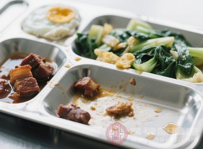 一份炒青菜在常溫下放置6小時(shí)，亞硝酸鹽含量會(huì)增加3倍以上