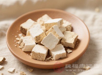 茯苓含有茯苓多糖等成分，能調(diào)節(jié)機(jī)體免疫功能，促進(jìn)濕氣排出
