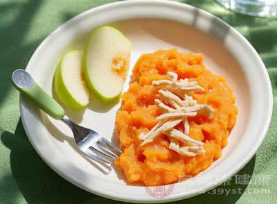 為了保證輔食的細(xì)膩度和安全性，建議使用專門的寶寶輔食工具