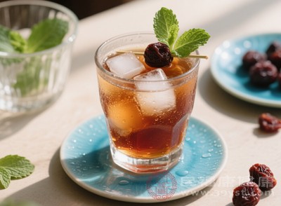 冰鎮(zhèn)后的酸梅湯，解辣效果更佳，一口下去，從口腔到腸胃都能感受到清涼暢快