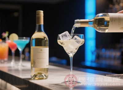 一些長期有大量飲酒習(xí)慣的人，往往腹部脂肪堆積明顯，形成“啤酒肚”