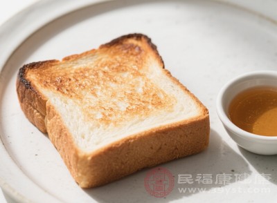 咀嚼一小把烤饅頭片也能緩解胃痛，烤饅頭片經(jīng)過烘烤后，部分淀粉變成糊精，更容易消化，且具有一定的吸附作用，能減輕胃酸對胃黏膜的刺激