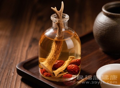 鹿茸酒具有溫腎壯陽、強(qiáng)筋健骨、補(bǔ)益氣血的功效