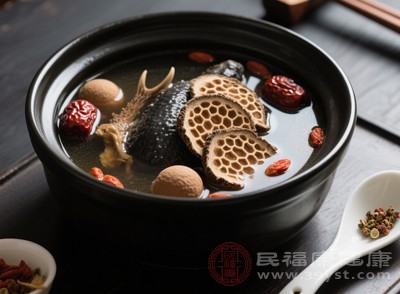 鹿茸藥膳在制作時(shí)，要根據(jù)個(gè)人體質(zhì)和需求合理搭配食材與藥材，既享受美食的樂(lè)趣，又達(dá)到養(yǎng)生保健的目的