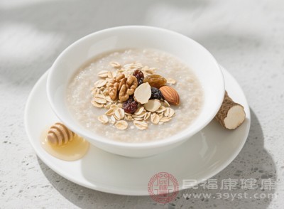 即食燕麥片和快熟燕麥片為追求快速?zèng)_泡，經(jīng)過(guò)深度加工，如高溫蒸煮、膨化處理等，這雖然縮短了食用時(shí)間，但破壞了燕麥的纖維結(jié)構(gòu)，導(dǎo)致?tīng)I(yíng)養(yǎng)流失
