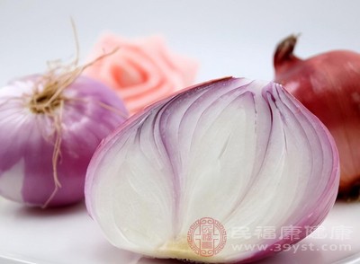 洋蔥是廚房中常見的食材，具有獨(dú)特的辛辣氣味，卻也是降膽固醇的能手