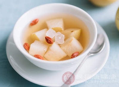 恰當(dāng)處理食材，如同為釋放雪梨和冰糖的天然藥效做好準(zhǔn)備工作，讓它們?cè)诤罄m(xù)燉煮過(guò)程中更好地發(fā)揮作用