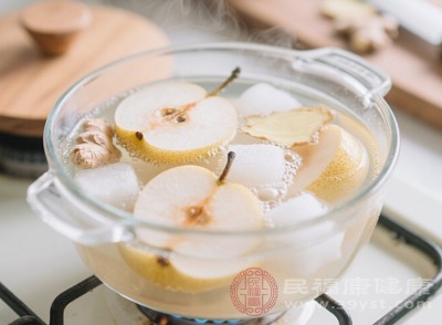 當雪梨變得軟爛，湯汁呈現(xiàn)出微微的淡黃色時，一鍋飽含止咳精華的冰糖雪梨水就熬制完成了