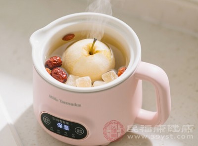 煮好的冰糖雪梨水，需待其冷卻至溫熱時飲用，過熱飲用可能會燙傷口腔和咽喉，過涼則會刺激腸胃，影響止咳效果