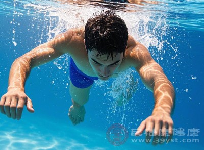 每周堅持3-4次中等強度運動(如快走、慢跑、游泳)，促進盆腔血液循環(huán)，緩解前列腺壓迫