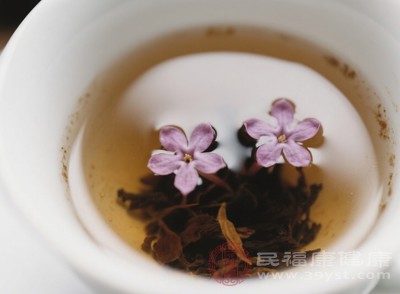過(guò)量飲用丁香茶，不僅會(huì)加重胃腸道負(fù)擔(dān)，還可能導(dǎo)致體內(nèi)陰陽(yáng)失衡，引發(fā)各種不適癥狀