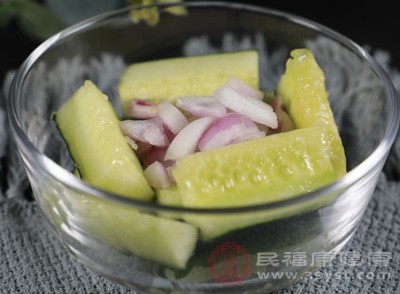 西芹和黃瓜富含維生素和水分，清爽可口，能增加飽腹感