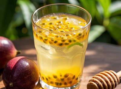 在炎熱的夏天，來(lái)一杯百香果檸檬氣泡水，既解暑又減肥