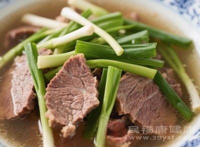 雖然羊肉和韭菜一起吃有諸多好處，但二者都屬于溫?zé)嵝允澄?，過量食用容易導(dǎo)致體內(nèi)火氣過旺，出現(xiàn)上火癥狀，如口腔潰瘍、牙齦腫痛、口干舌燥等