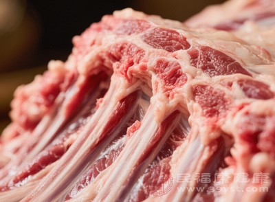 食用羊肉時要注意控制量，因為羊肉中含有一定的脂肪，過量食用可能會對病情產(chǎn)生不利影響